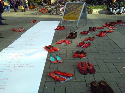 8maerz3 rote Schuhe neben den Listen der getöteten Frauen