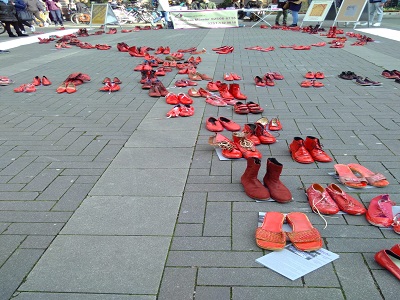 8maerz4 rote Schuhe auf dem Platz aufgestellt in Form eine Frauenzeichens